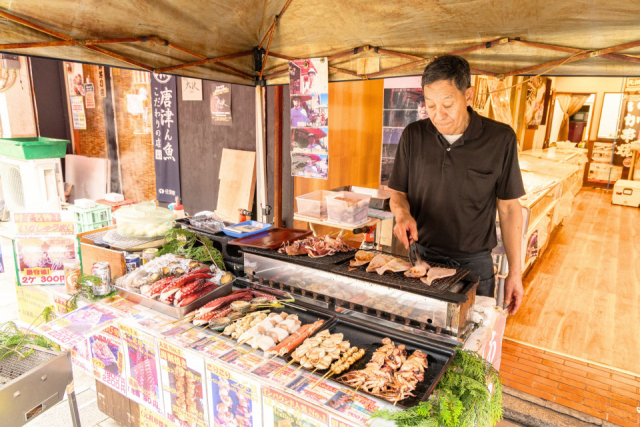 いかの串焼きで有名な呼子朝市の名物店「かま笑」