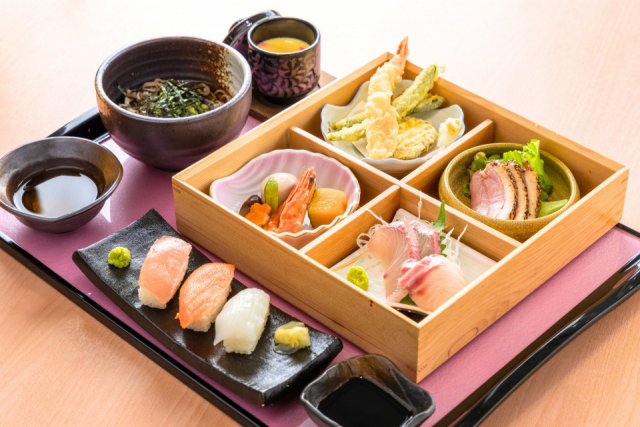 仮屋湾でとれた海の幸メニューが豊富「お食事処 紀水」