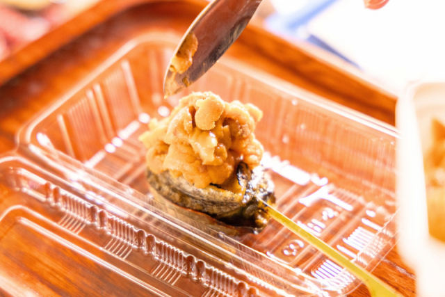 いかの串焼きで有名な呼子朝市の名物店「かま笑」