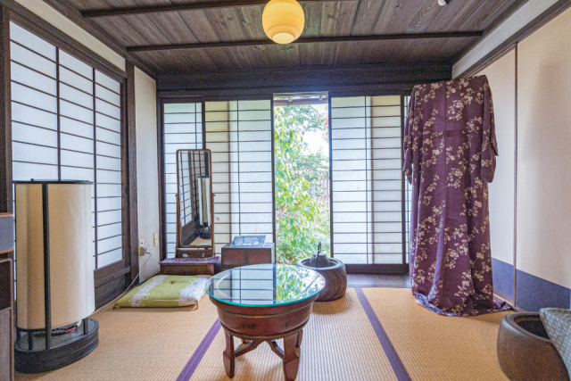 千代のお気に入りでちりばめられた趣深い生家「宇野千代生家」